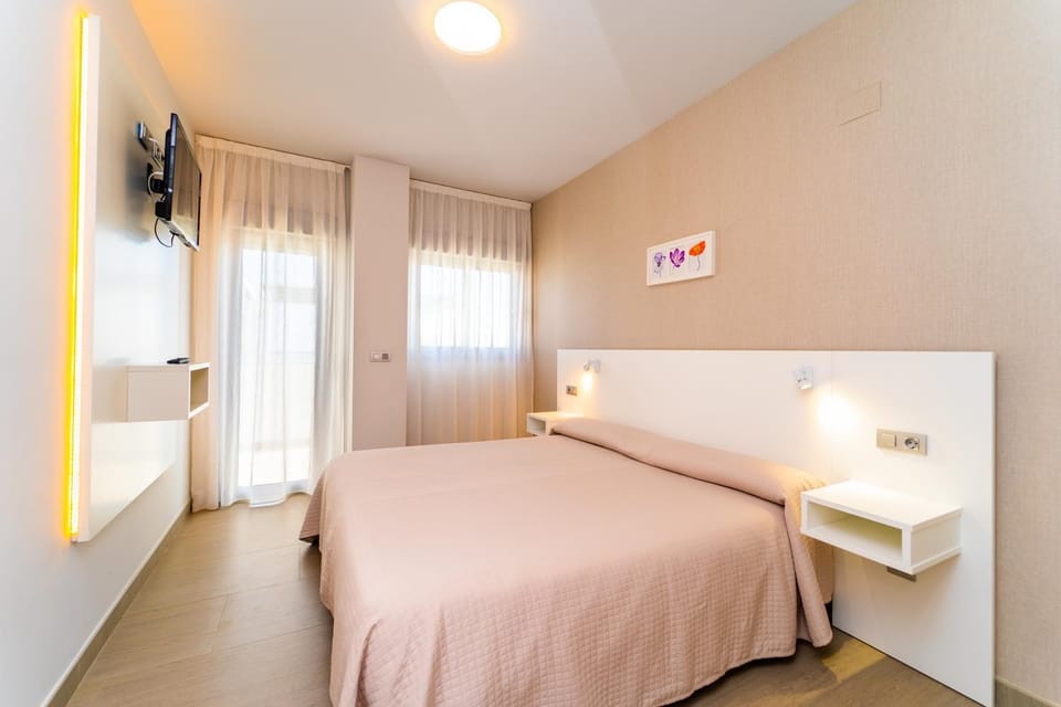 Bed, TV and multimedia, Photo of the whole room, Bedroom