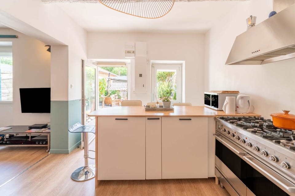 Kitchen or kitchenette, Living room