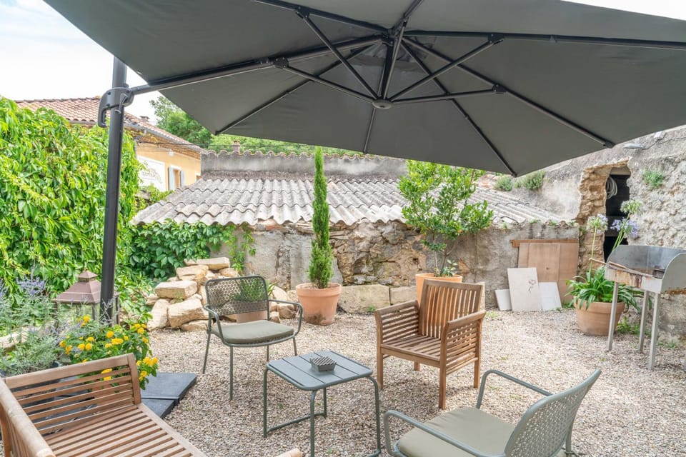 Property building, Balcony/Terrace, Living room
