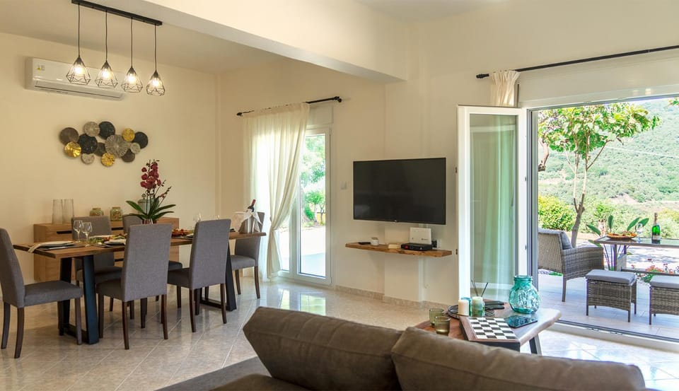 TV and multimedia, Living room, Seating area, Dining area