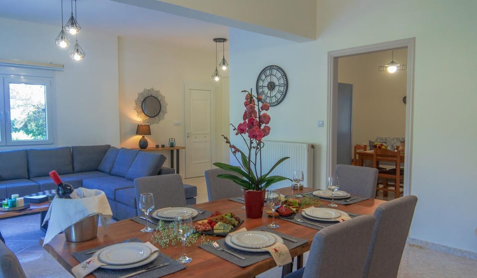 Living room, Seating area, Dining area, Food