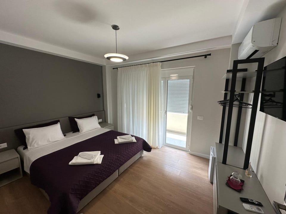Bed, TV and multimedia, Photo of the whole room, Bedroom, towels