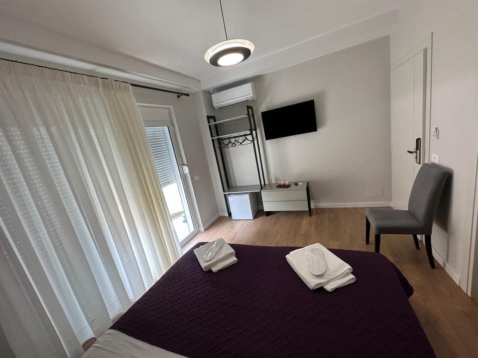 Bed, TV and multimedia, Photo of the whole room, Bedroom, towels