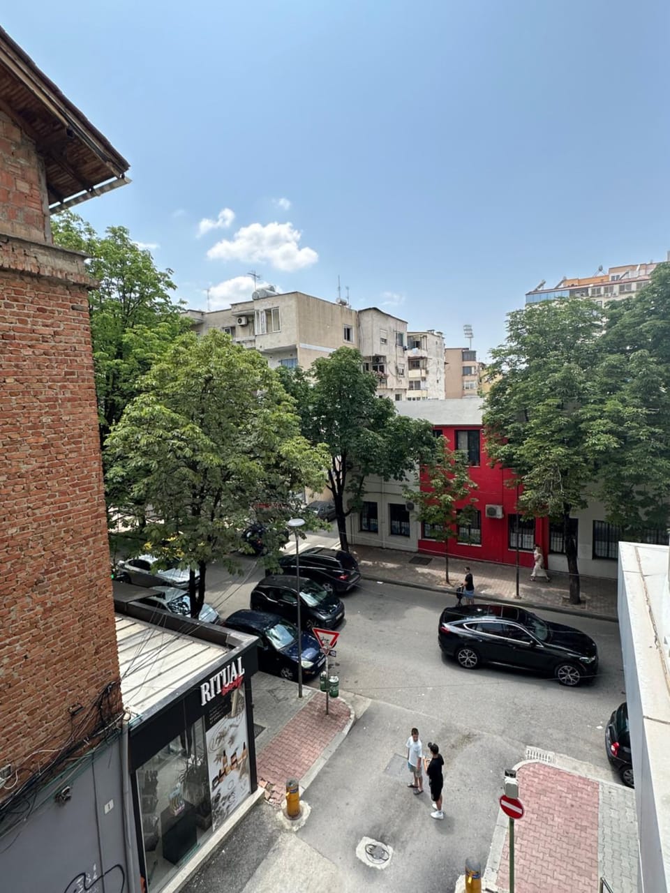 Property building, Day, Neighbourhood, City view, Location