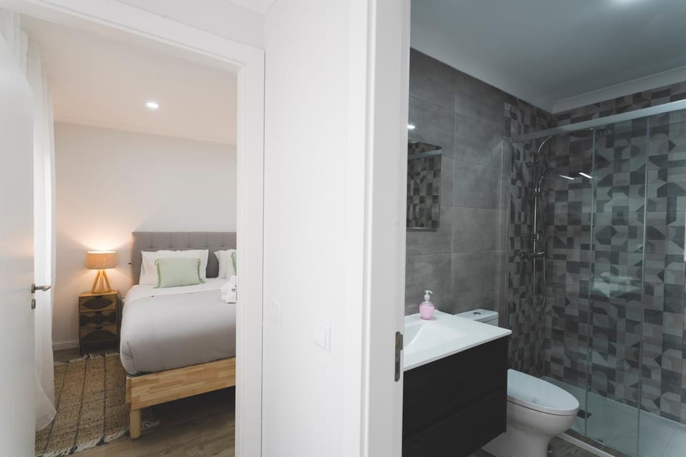Shower, Toilet, Bed, Bathroom, Photo of the whole room, Bedroom, towels