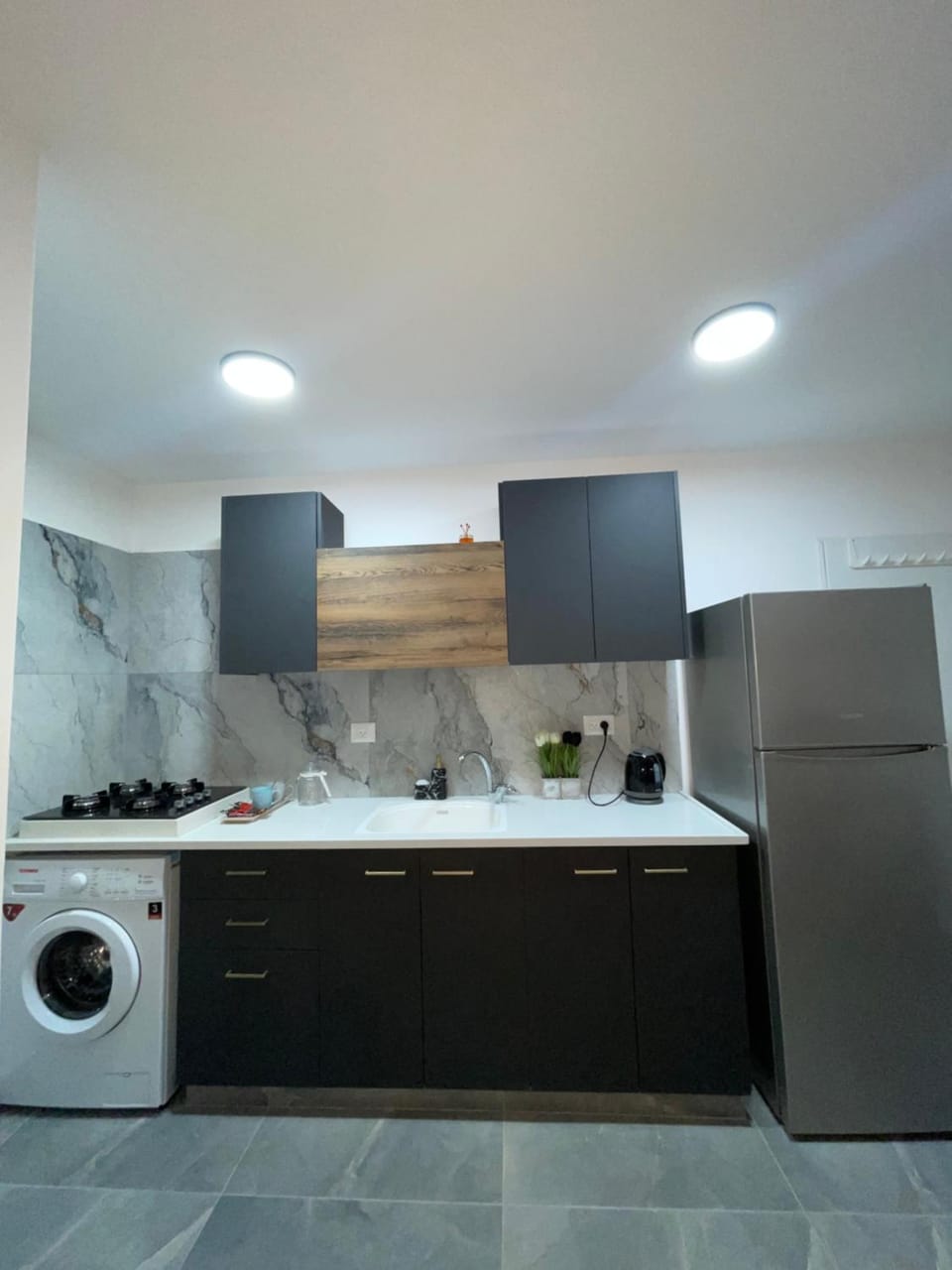 Kitchen or kitchenette, minibar, stove, washing machine