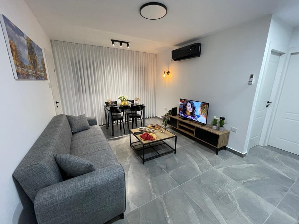 Communal lounge/ TV room, TV and multimedia, Living room, Seating area, Evening entertainment