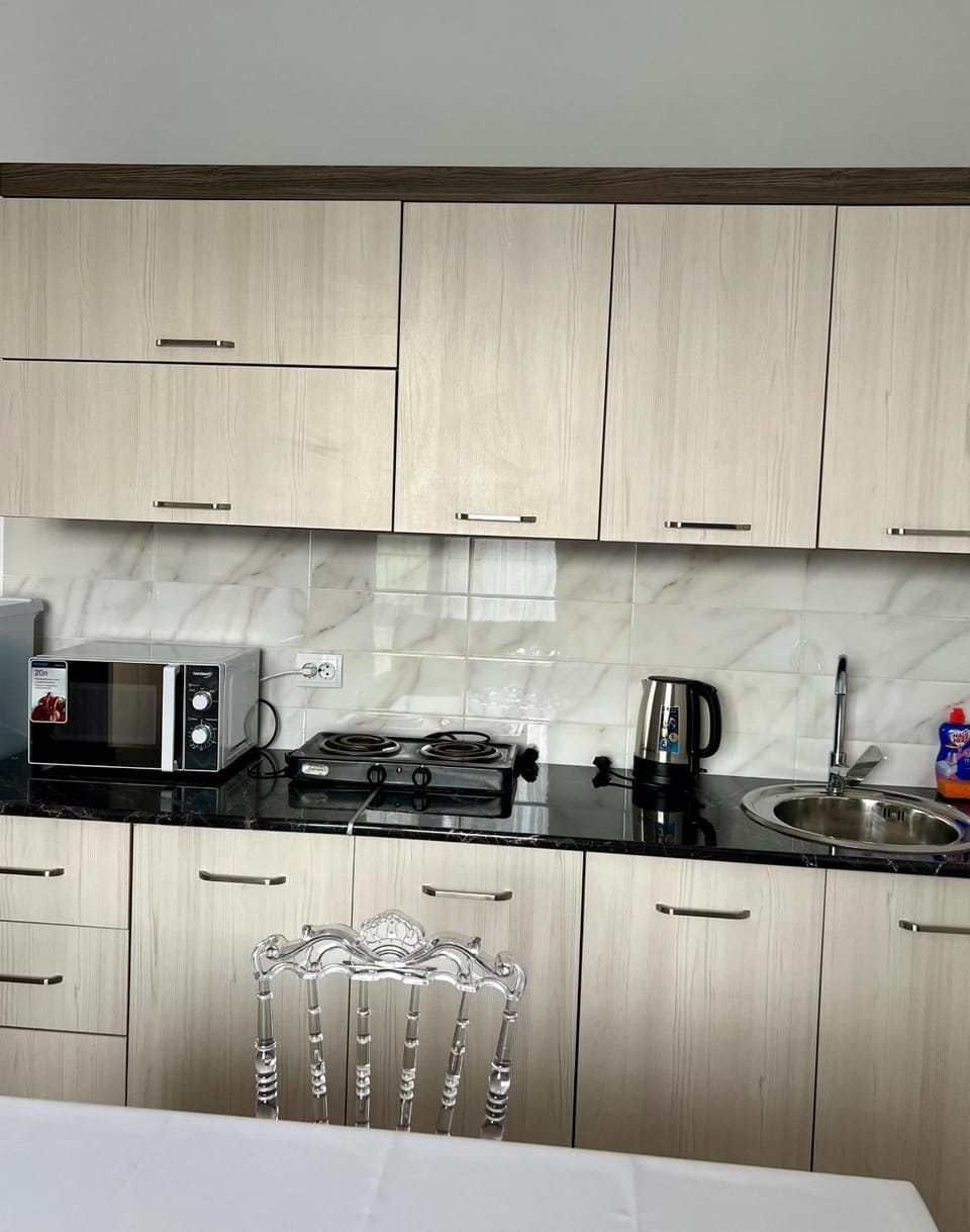 Coffee/tea facilities, Kitchen or kitchenette, stove
