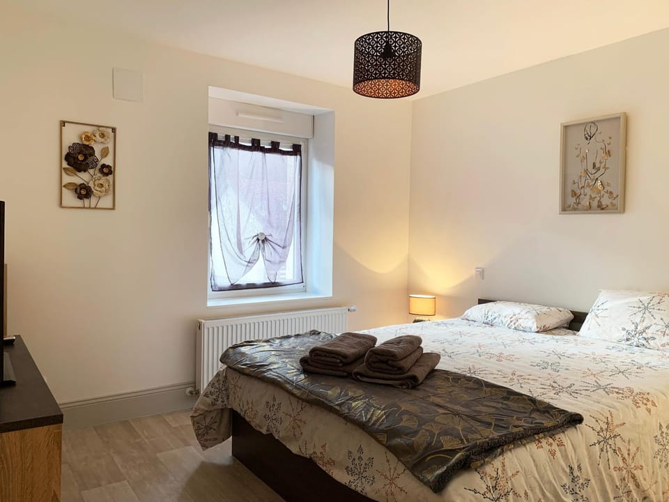 Bed, Bedroom, towels