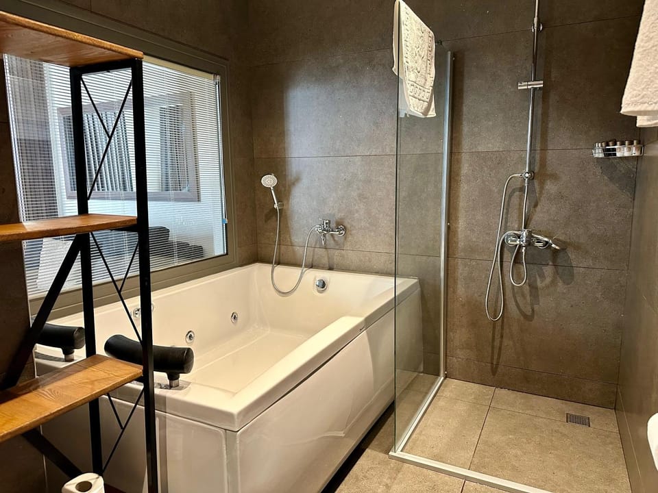 Shower, Hot Tub, Bathroom, Bath