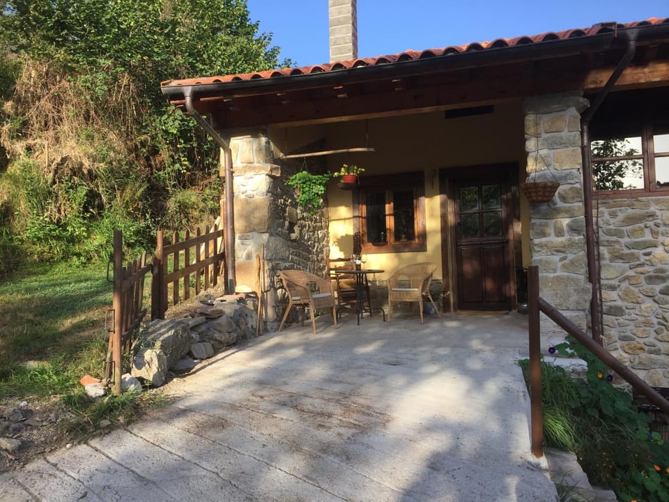 Property building, Garden, Balcony/Terrace