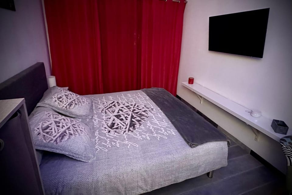 Bed, TV and multimedia, Photo of the whole room, Bedroom