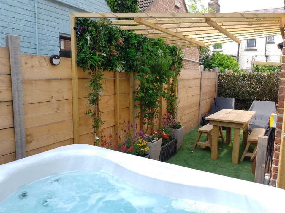 1 The Old Schoolhouse for 5+cot; hot tub, parking, pets House in Whitstable