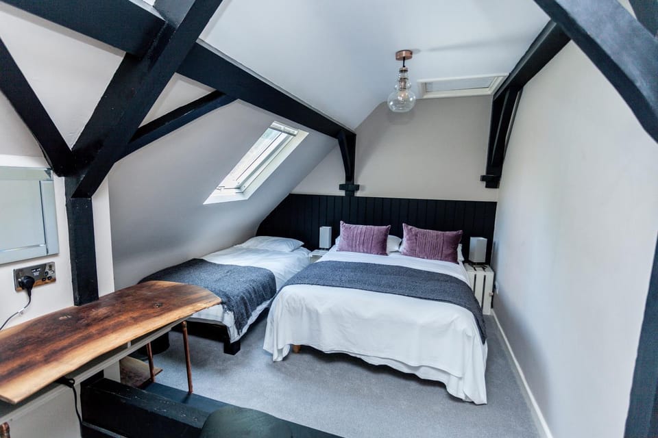 1 The Old Schoolhouse for 5+cot; hot tub, parking, pets House in Whitstable