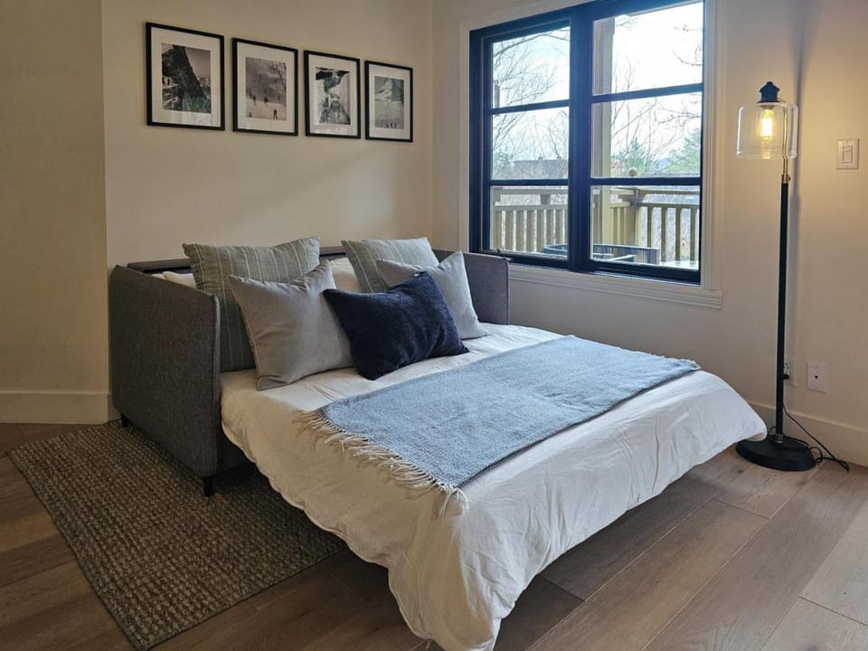 Bed, Living room