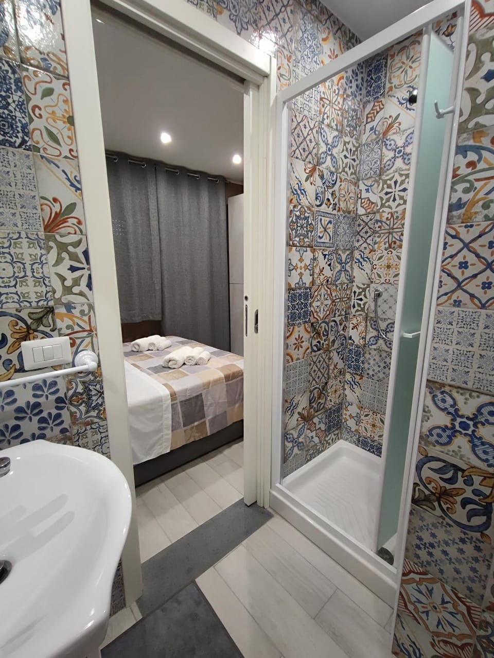 Shower, Bathroom, Bedroom, towels