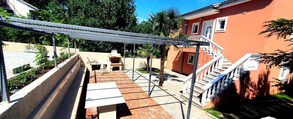 Balcony/Terrace, Area and facilities