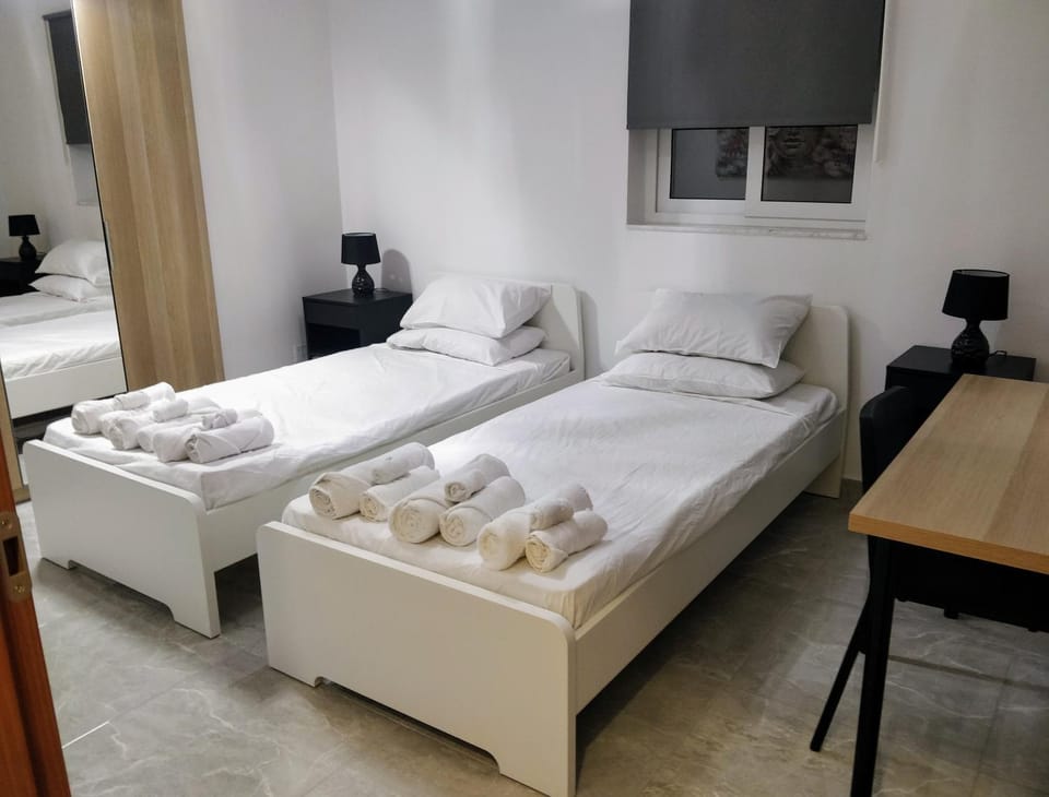 Bed, Bedroom, towels