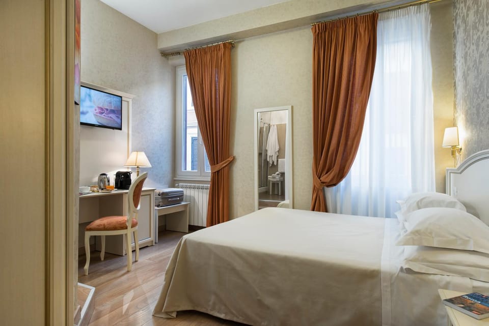 Bed, TV and multimedia, Coffee/tea facilities, Food and drinks, Photo of the whole room, Seating area, Bedroom, Area and facilities