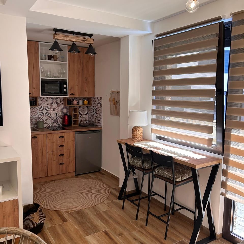Kitchen or kitchenette, Dining area, minibar