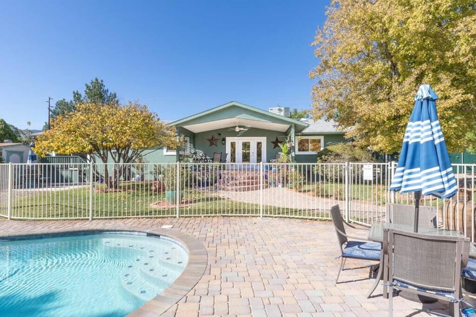 Kapila Gardens Family Retreat w/ private pool House in Cottonwood