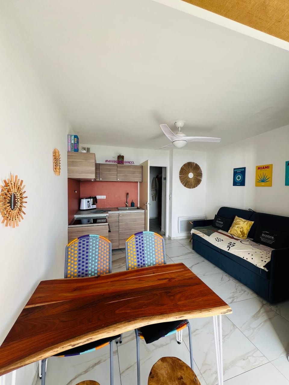 Kitchen or kitchenette, Seating area, Dining area