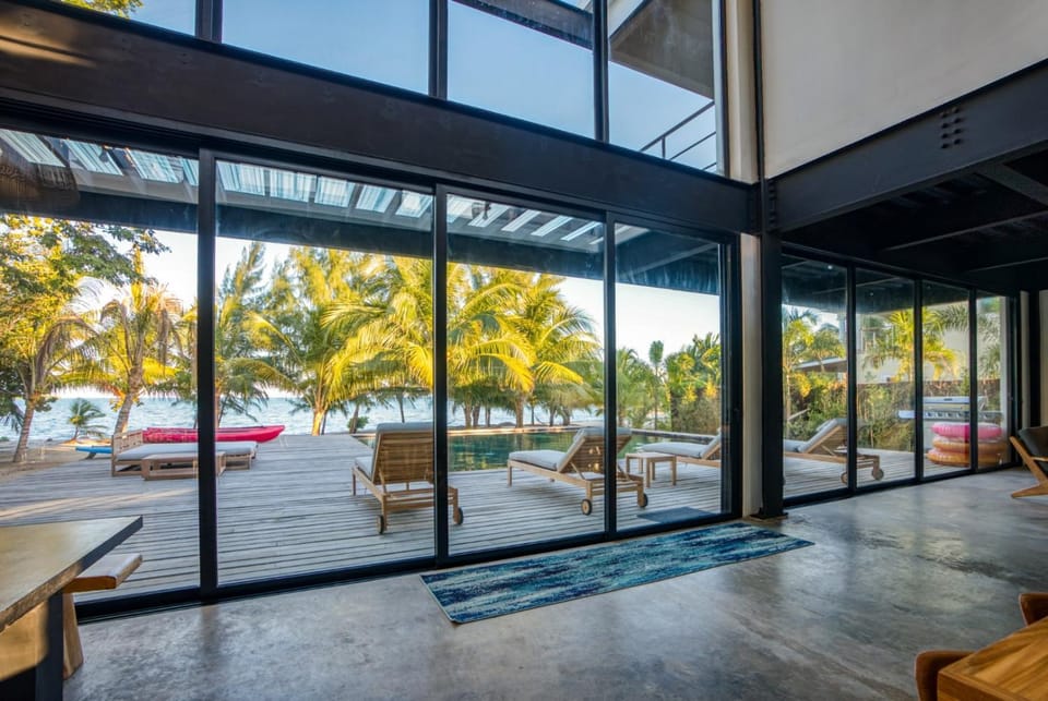 Balam Beach Villa - Modern 4Bed Oceanfront w Pool Villa in Stann Creek District