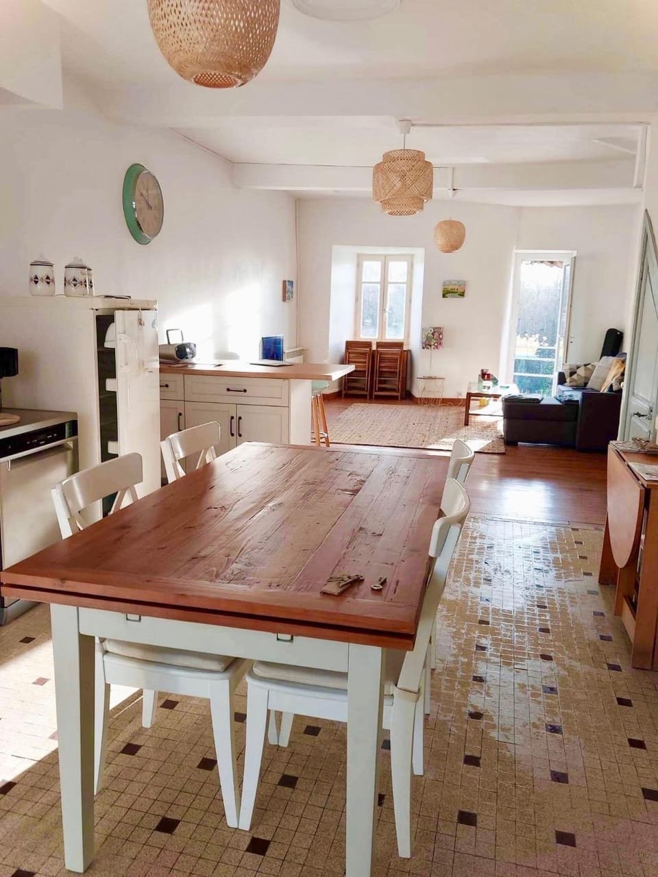Kitchen or kitchenette, Dining area