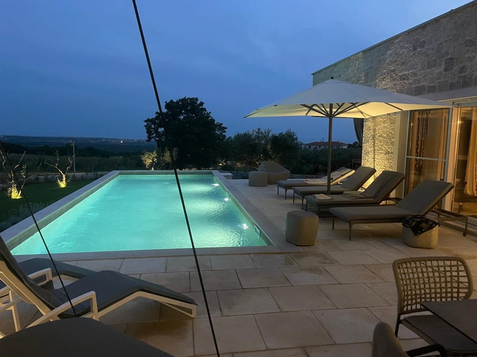 Balcony/Terrace, Pool view, Swimming pool, sunbed