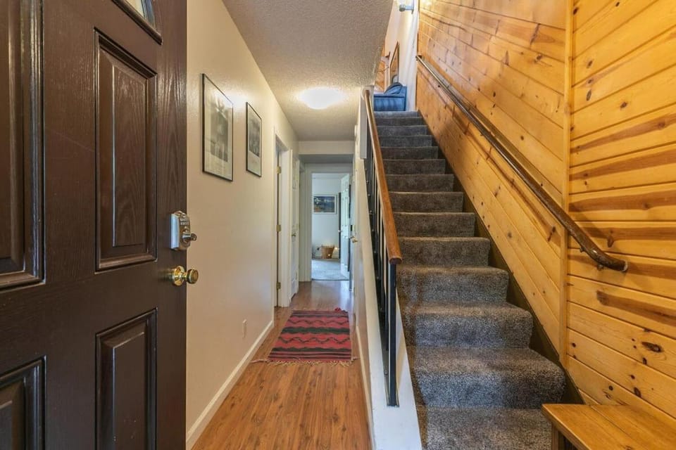 2BR Townhome Walk to Beach or Trails House in Lake Tahoe