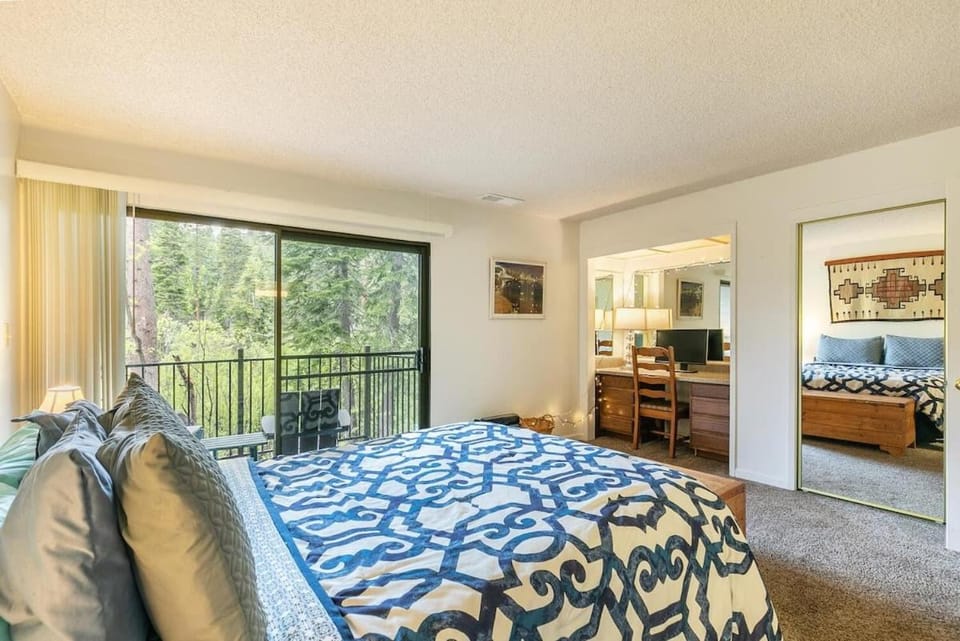 2BR Townhome Walk to Beach or Trails House in Lake Tahoe
