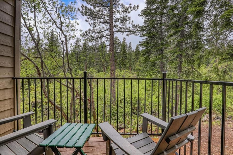 2BR Townhome Walk to Beach or Trails House in Lake Tahoe