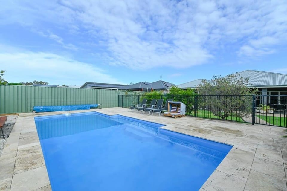 Luxe on Lincoln - Close to Zoo, Rejuvenating Pool House in Dubbo