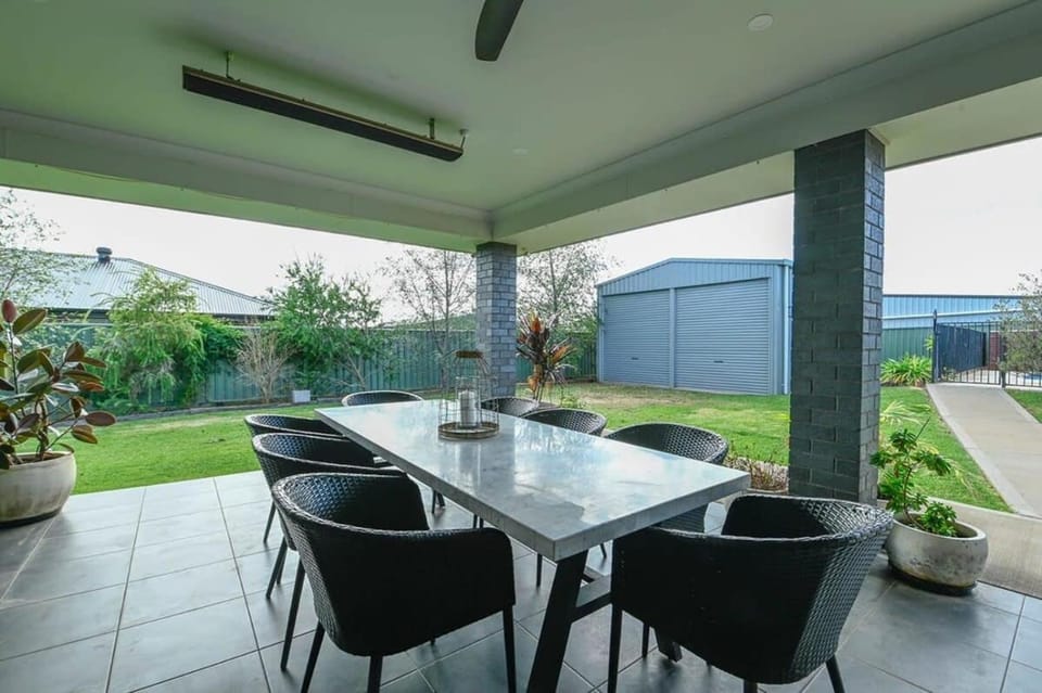 Luxe on Lincoln - Close to Zoo, Rejuvenating Pool House in Dubbo