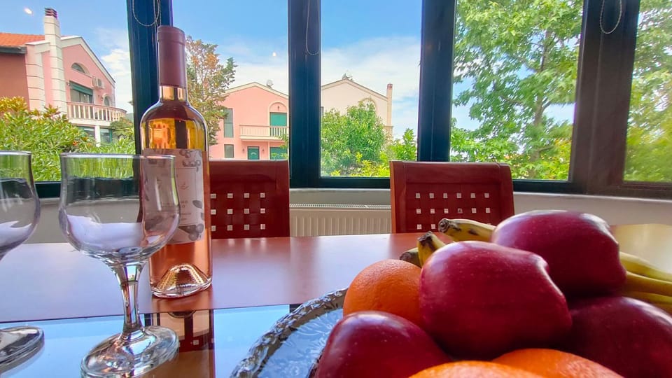 Day, Living room, Food and drinks, Seating area, Dining area