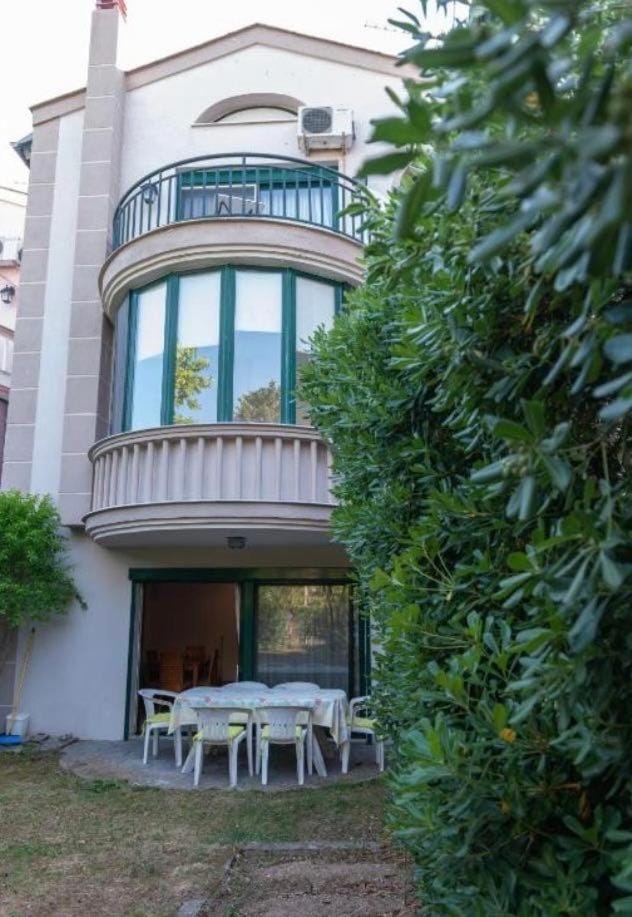 Property building, Patio, Spring, Day, Garden, Balcony/Terrace, Garden view