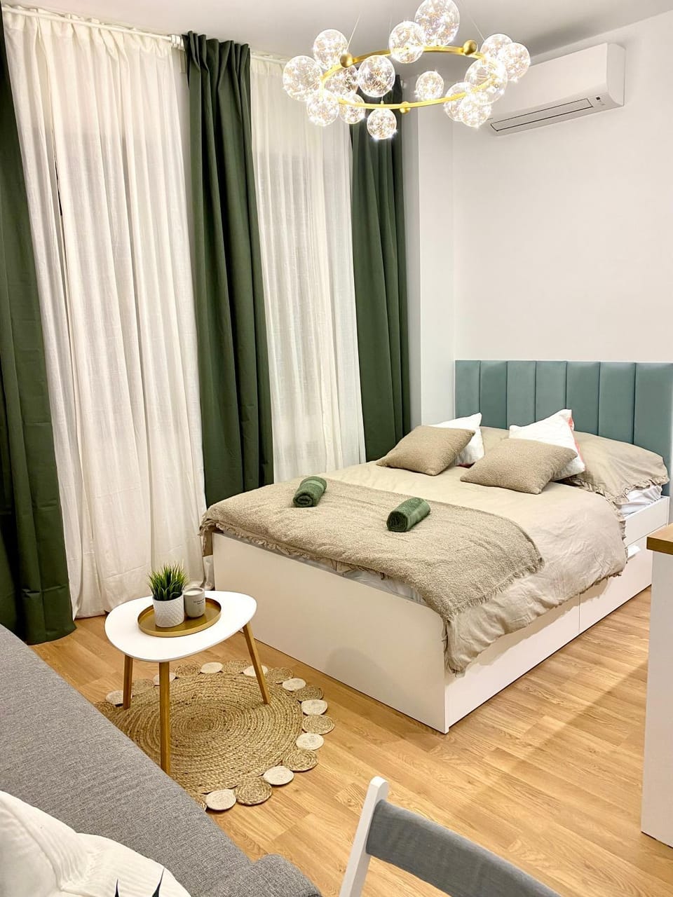 BRAND NEW Design studio Emerald - old town A/C Apartment in Bratislava