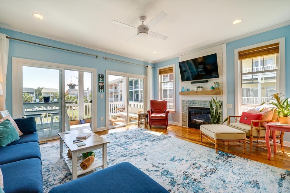 Carolina Beach Lakefront House: Walk to Beach! House in Carolina Beach