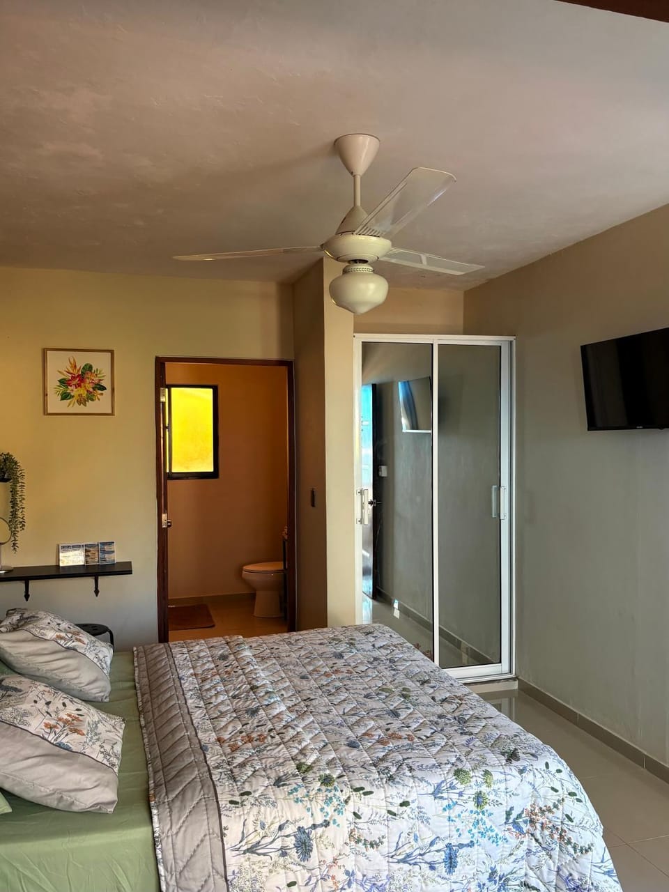 Bed, TV and multimedia, Photo of the whole room, Bedroom