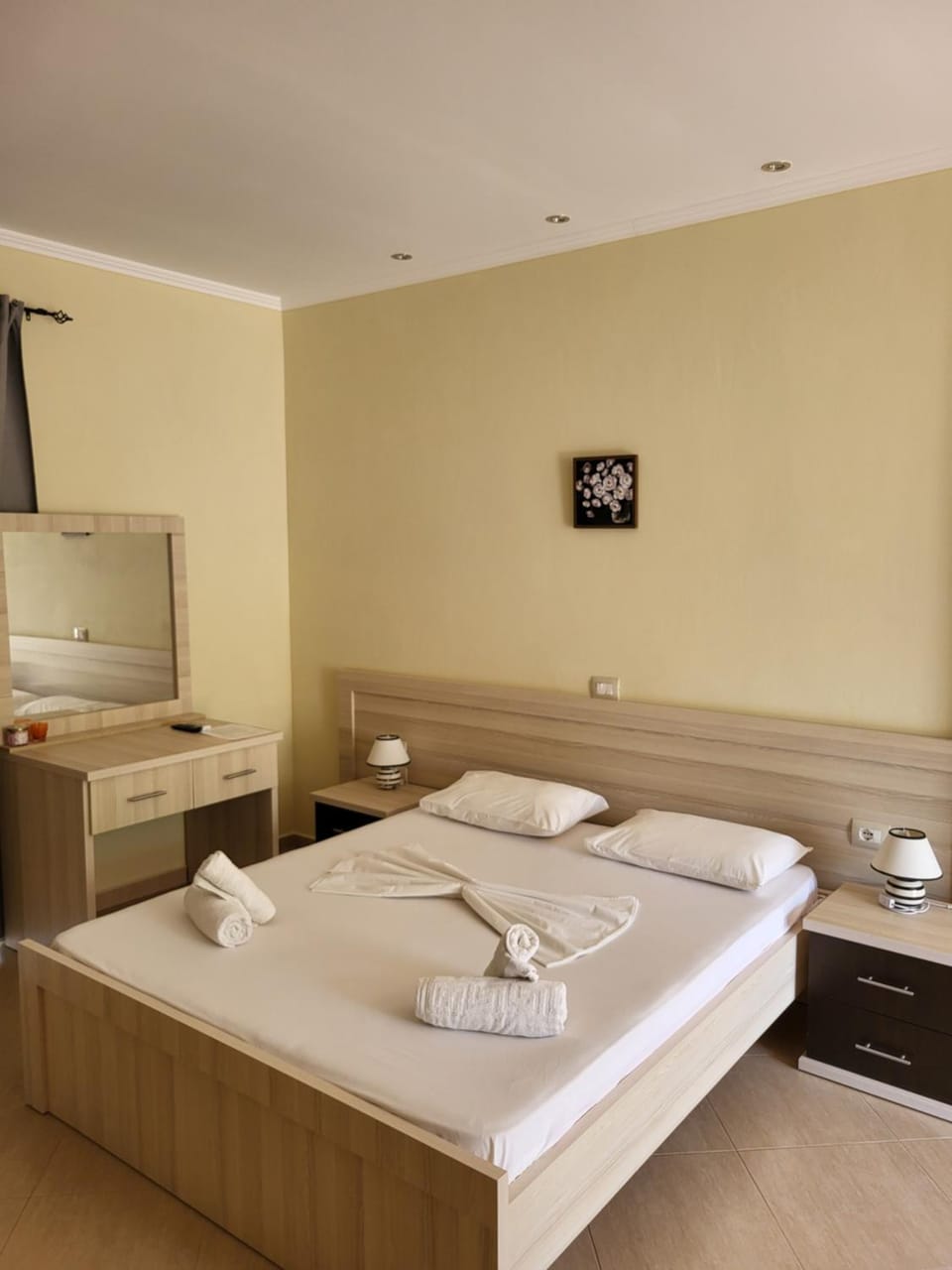 Bed, Bedroom, towels