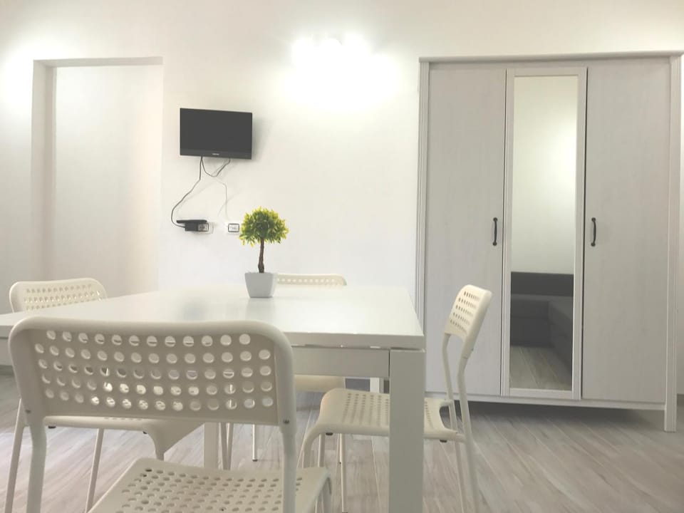 TV and multimedia, Living room, Seating area, Dining area
