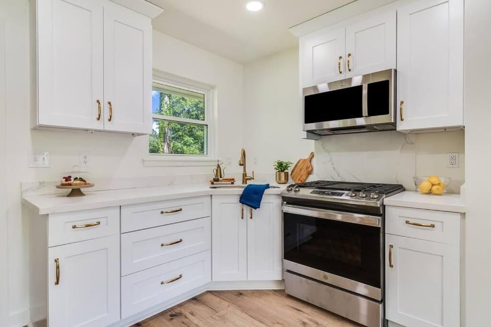 Kitchen or kitchenette, pet friendly, stove