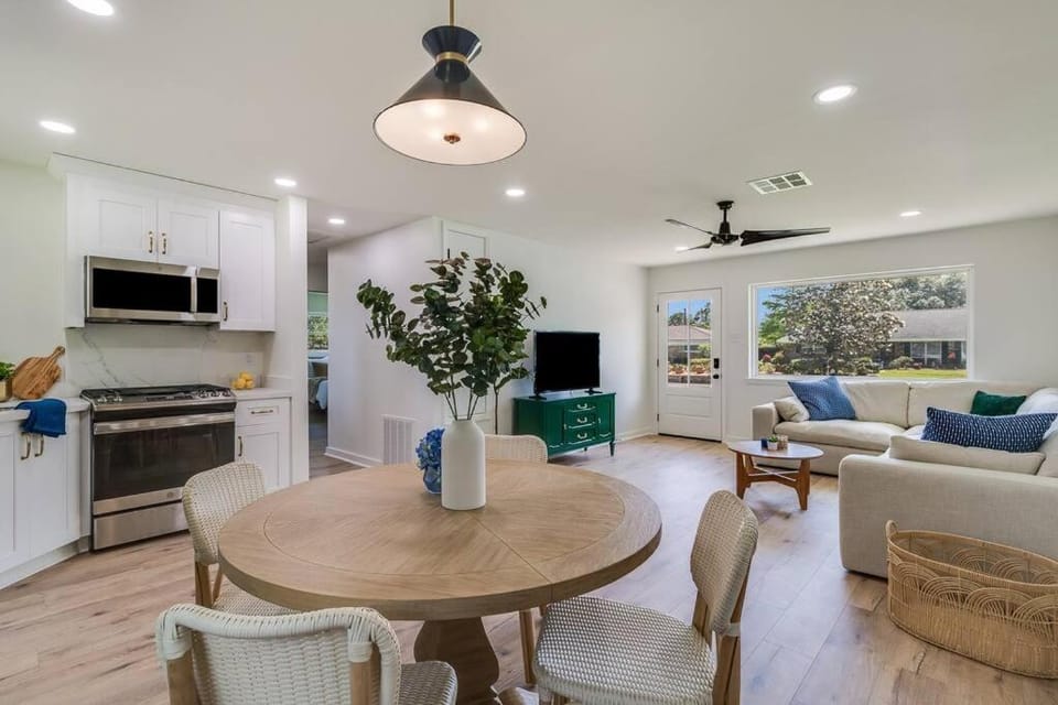 TV and multimedia, Kitchen or kitchenette, Living room, Seating area, Dining area, oven, pet friendly, stove