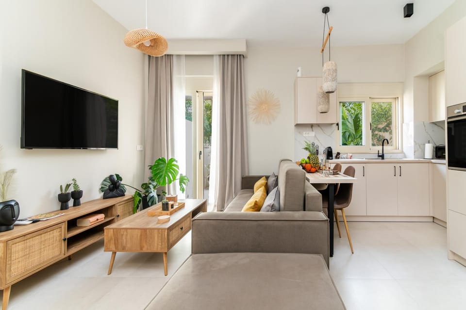TV and multimedia, Kitchen or kitchenette, Living room, Seating area, Dining area