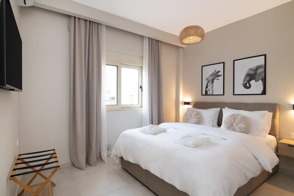 Bed, TV and multimedia, Bedroom, towels