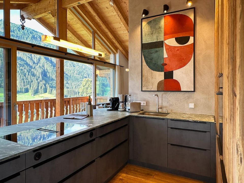 Coffee/tea facilities, Kitchen or kitchenette, stove