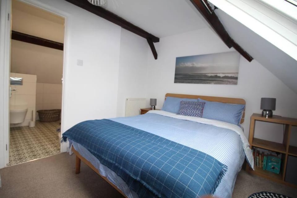 3 The Old Schoolhouse: hot tub, log burner, parking, en-suite House in Whitstable