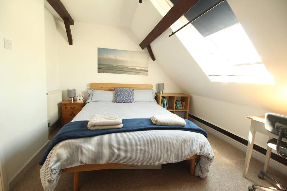 3 The Old Schoolhouse: hot tub, log burner, parking, en-suite House in Whitstable
