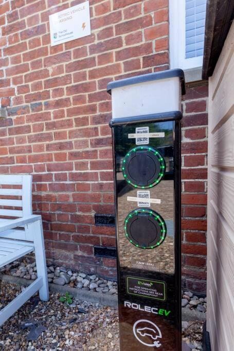 3 The Old Schoolhouse: hot tub, log burner, parking, en-suite House in Whitstable
