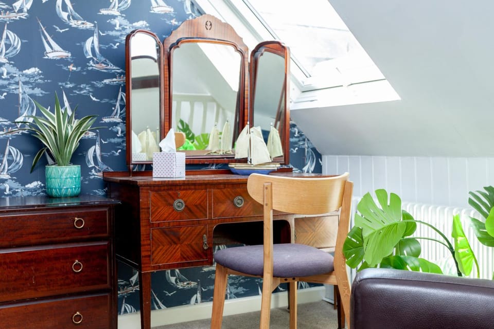 2 The Old Schoolhouse: En-suite, hot tub, parking, pets House in Whitstable
